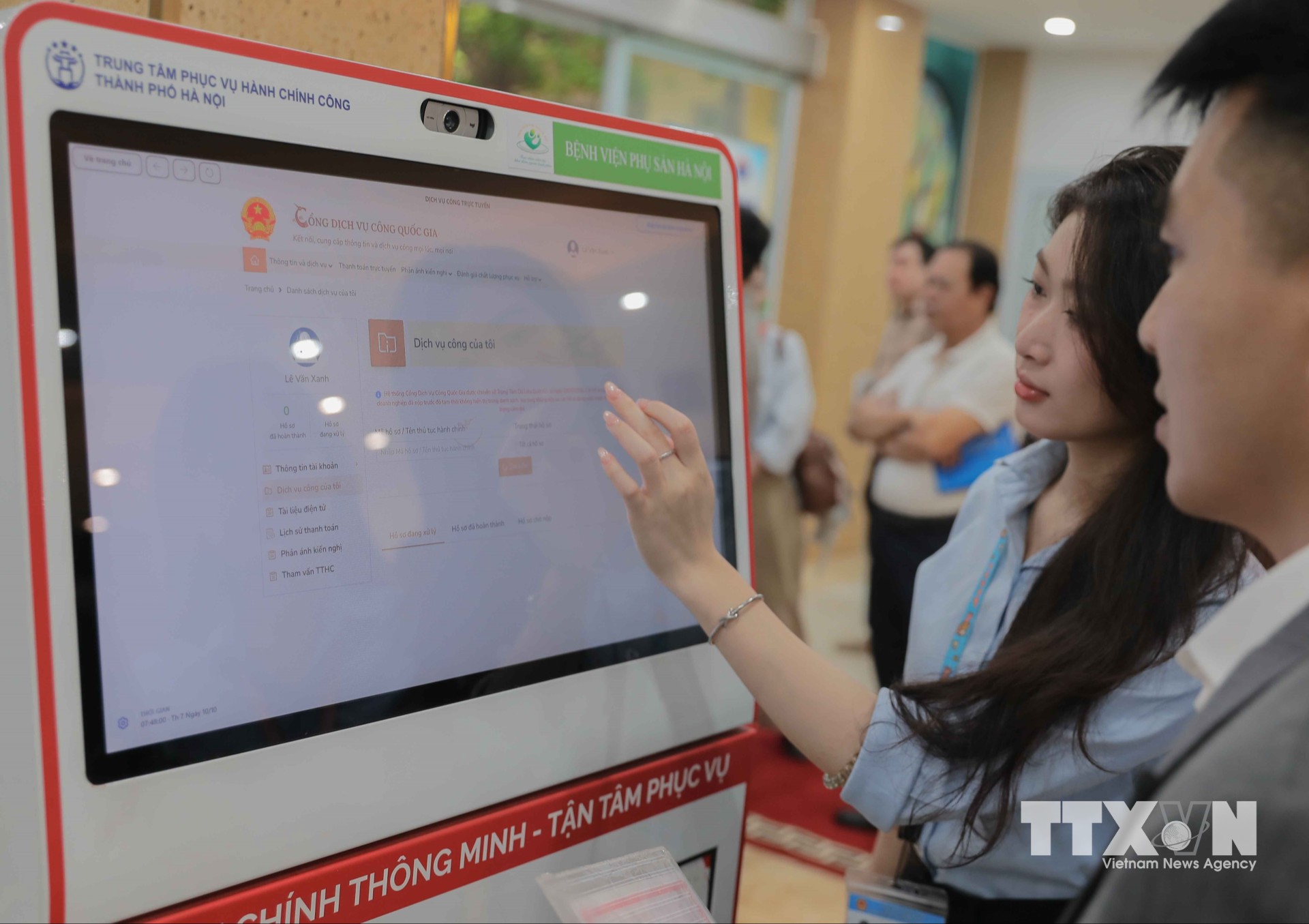Sau khi đăng ký thành công, dữ liệu được cập nhật lên hệ thống dịch vụ công, nhân viên tiếp nhận, xử lý hồ sơ và trả kết quả, giúp người dân tiết kiệm thời gian, giảm đi lại. (Ảnh: Phan Phương/TTXVN)